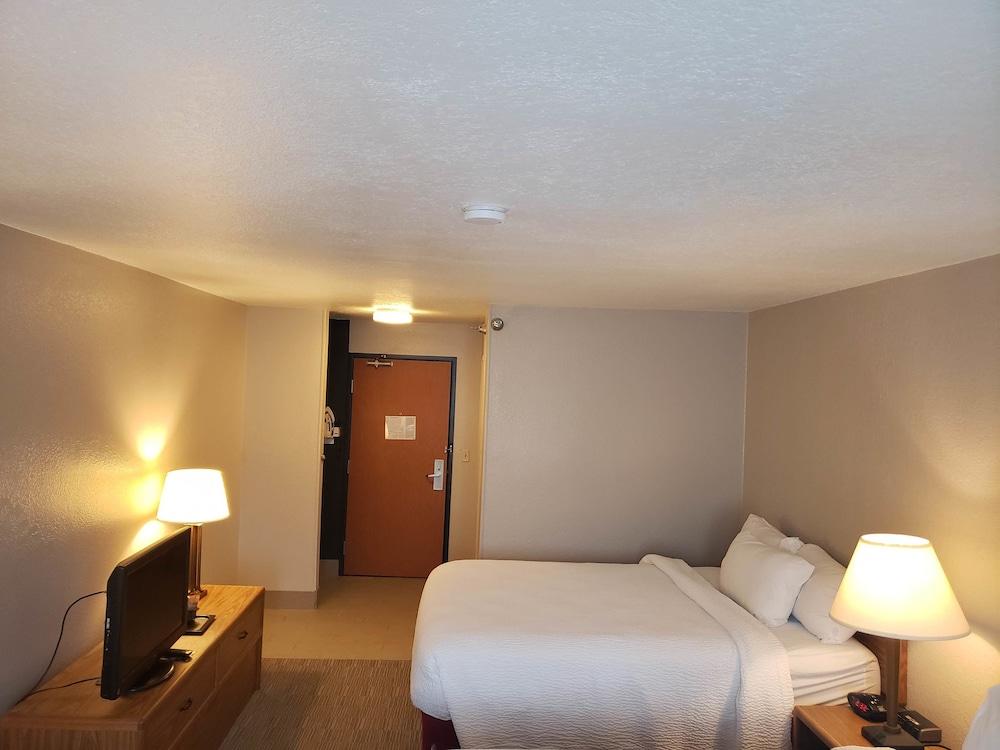 Hotel Country & By Radisson, Fairview Heights, Il
