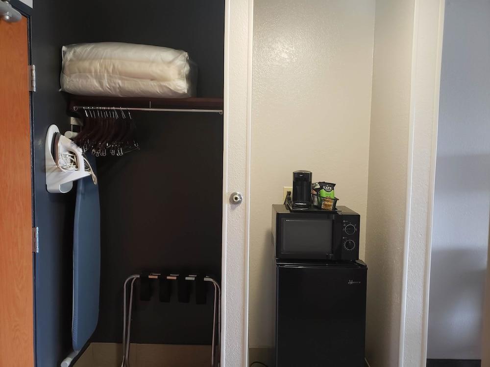 Country & By Radisson, Fairview Heights, Il